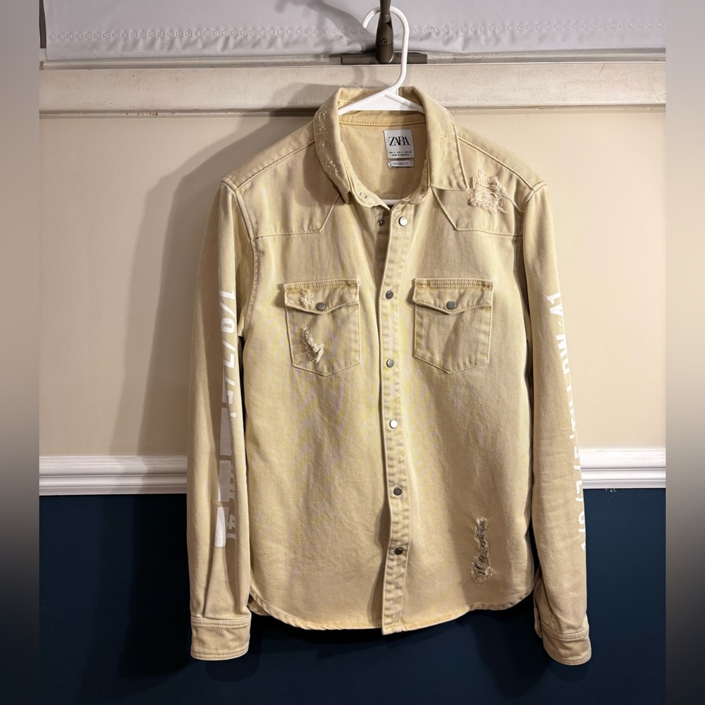 Zara Light Tan Distressed Denim Snap Button Down Shirt, Men’s size Small